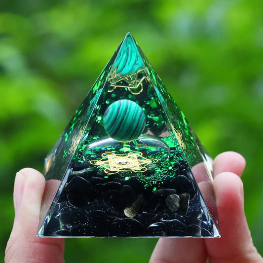 Pyramide d'Énergie en Orgonite avec Cristaux et Améthyste